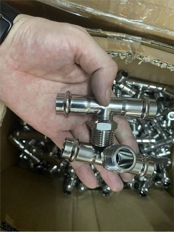 Tee pressato con filettatura maschio in acciaio inossidabile